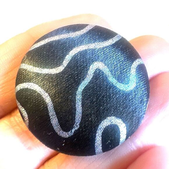 Black fabric circle post earrings - Picture 2 of 6